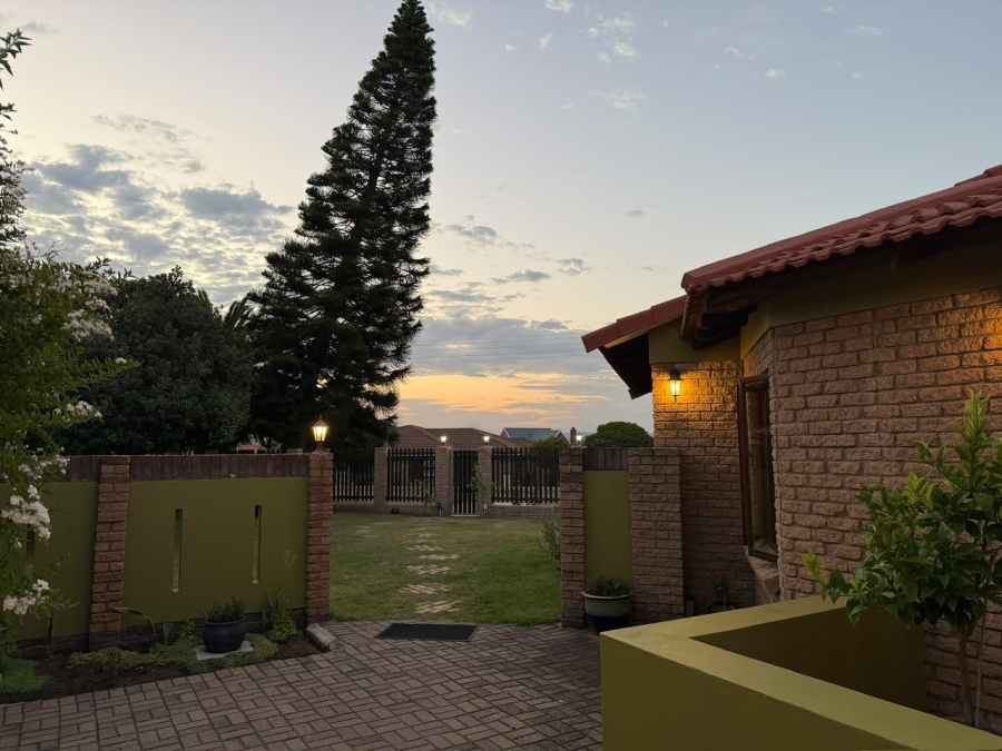 4 Bedroom Property for Sale in Fraaiuitsig Western Cape